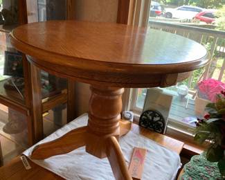 #043	round table end table oak 25x21	 $75.00 			