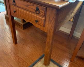 #044	table with 1 drawer oak  22x26x23	 $75.00 			
