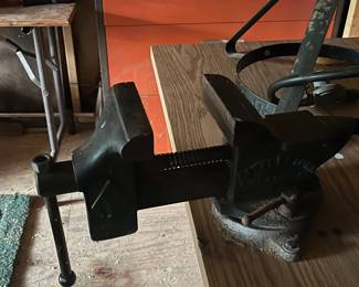 Bench vise