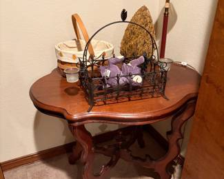 Accent table