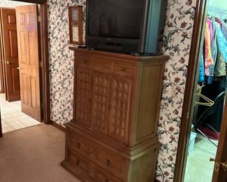 TV, Vintage dresser