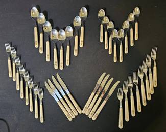 Pfaltzgraff A Rare Find 40 Piece Flatware Set