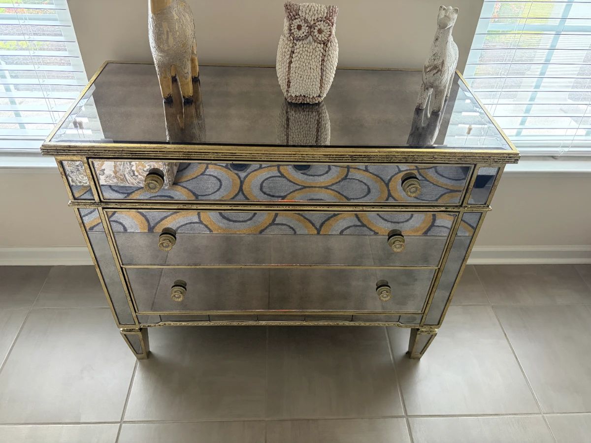 Mirrored Hallway Chested of Drawers