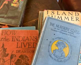 A LOT OF VINTAGE CHILDREN'S  BOOKS