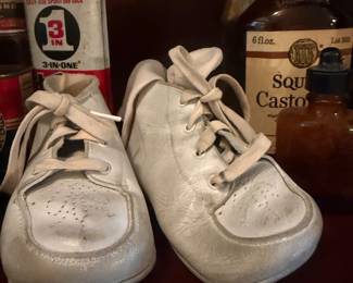 VINTAGE WHITE LEATHER BABY SHOES