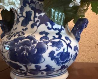 Chinese Porcelain Blue and White Urn