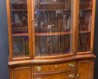003 Bassett Furniture Industries Mahogany China Cabinet