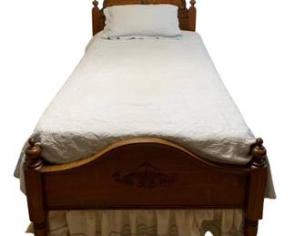 770 - Twin Bed w/ Bedding (Description): Twin bed with bedding included. The bed  features carved wooden headboard and  footboard with decorative finials and ornate  carved details. Comes with white quilted  bedspread, pillow, and dust ruffle.