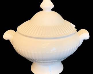 511 - Large Tureen 11.5"x12" (Description): Large tureen with lid. Measures 11.5 inches  by 12 inches.