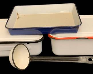 487 - 4 Enamelware Items (Description): A lot of four enamelware items. The  collection includes various pieces of vintage  enamelware kitchenware in white with colored  trim accents.