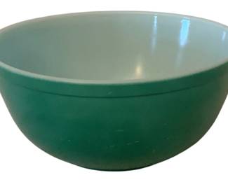 251 - Pyrex Mixing Bowl 4"x8.5" (Description): Pyrex mixing bowl measuring 4 inches tall by  8.5 inches in diameter.