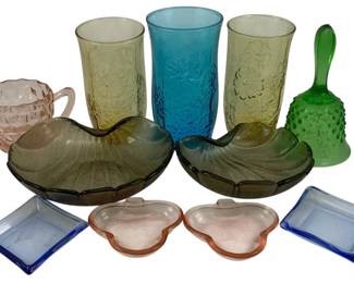 479 - Assorted Colored Glass Items (Description): A lot of assorted colored glass items. The  collection includes various decorative glass  pieces in multiple colors.