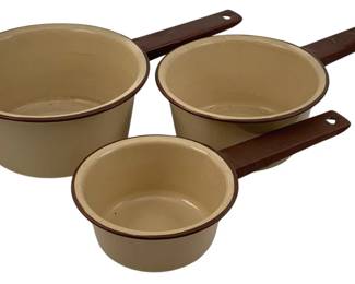 473 - 3 Enamelware Pots (Description): A three-piece set of enamelware pots. The set  features coordinating pots in a classic  enamelware style, suitable for cooking or  decorative display.