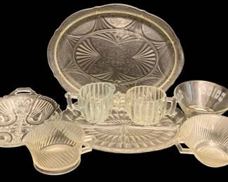 482 - Assorted Glass Items (Description): A lot of assorted glass items including  serving pieces and decorative glassware.