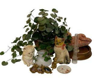 777 - Assorted Home Decor (Description): An assorted lot of home decor items including  various decorative pieces suitable for  display throughout the home.