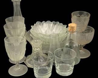 422 - Assorted Glass Items (Description): A lot of assorted glass items including  various vessels and decorative pieces.