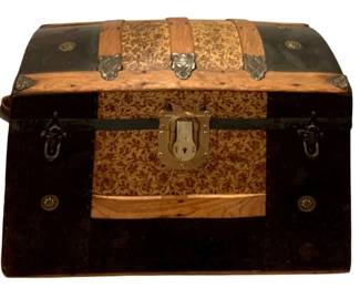 695 - Dome-Top Trunk w/ tray 18"x26"x15" (Description): Dome-top trunk featuring decorative hardware  and banding. Measures 18 inches wide by 26  inches long by 15 inches tall.
