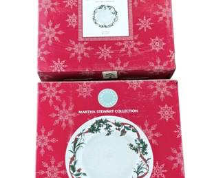 901 - Martha Stewart "Holiday Garden" Dinner Plates (Description): 2 boxes of 4 dinner plates