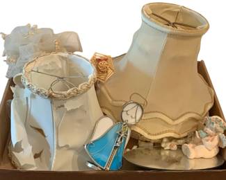 654 - Assorted Items (Description): A tray containing assorted items.