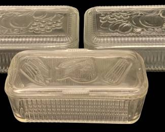 495 - 3 Refrigerator Dishes 8.5"x5"x4" (Description): Three-piece set of refrigerator dishes with  lids. Each dish measures 8.5 inches by 5  inches by 4 inches.
