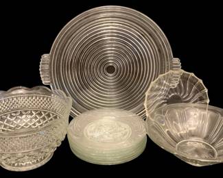484 - Assorted Glass Items (Description): A lot of assorted glass items including  bowls, plates, and serving pieces in various  decorative patterns.