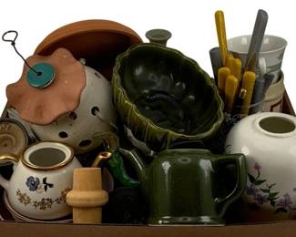 500 - Assorted Decor Items (Description): A lot of assorted items including various  decorative and functional pieces.