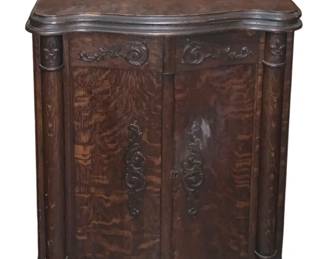 136 - Franklin Sewing Machine 29"x24"x19.5" (Description): Franklin sewing machine housed in a handsome  quarter-sawn oak cabinet. The cabinet  features serpentine front doors with ornate  carved scrollwork and decorative metal  escutcheons, flanked by turned column details. Measures 29 inches high by 24 inches  wide by 19.5 inches deep. Used as is electric/electronic/mechanical  item. No guarantee all components, untested.