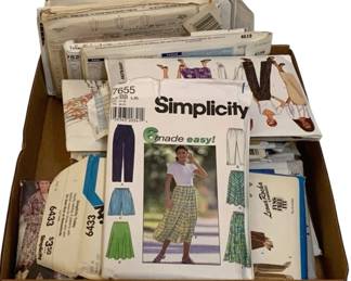 750 - Assorted Sewing Patterns (Description): A lot of sewing patterns. The collection  includes various patterns from different  manufacturers suitable for creating a range  of garments.