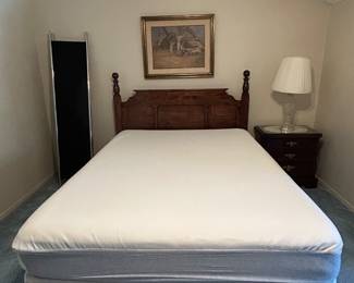 Ultra plush Casper memory foam cool mattress., boxsprings. Very clean. Queen.