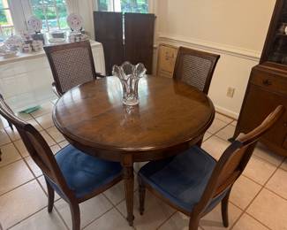 Ethan Allen table and chairs with two extra leafs
