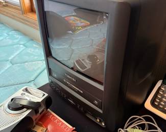 Toshiba MV9DM2 9-Inch TV/VCR Combination Unit