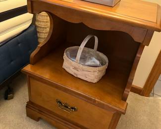 Ethan Allen Heirloom Nutmeg Maple Colonial Early American Style Nightstand
