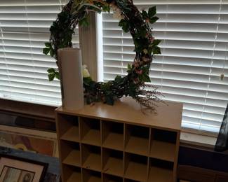 cubicle, wreath