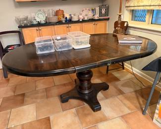 Nice pedestal table
