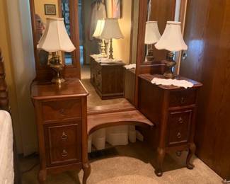 ANTIQUE MIRRORED VANITY