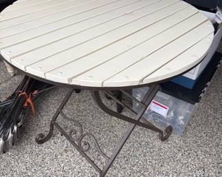 Foldable round table