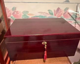 Vintage Desktop Cigar Humidor with SureSeal Technology and Hygrometer
