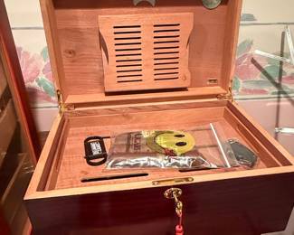 Vintage Desktop Cigar Humidor with SureSeal Technology and Hygrometer
