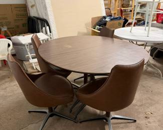 oval table with 4 chairs