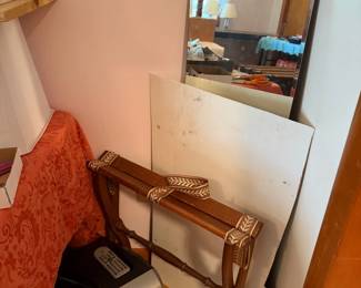 luggage racck, tv, mirror