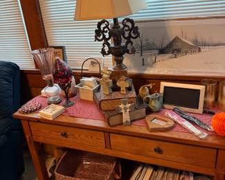 entry table, Longaberger baskets, cookbooks, decor, lamp