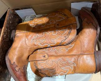 Blue Moon Estate Sale w/ Oscar De La Renta, Decor & Patio Sets