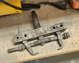 Snap on gear puller