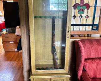 Gun cabinet with lock
