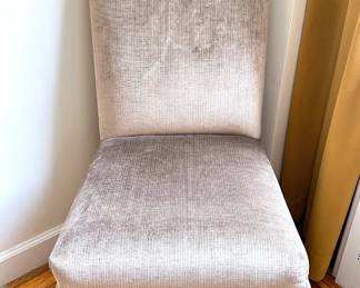 Velvet Accent Chair Lot #: 32