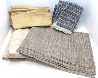 Table Linens: 3 Sets Of Placemats & 2 Table Cloths (0ver 20 Pieces) Lot #: 106