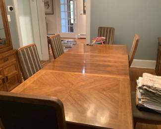 Dining room table with 2 leaf 6 chairs. ( 2 leaf are in )