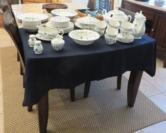 Dining table with chairs - Steve Silver Company