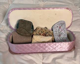 189 fivevintagecoinpurseswithpinkquilt
