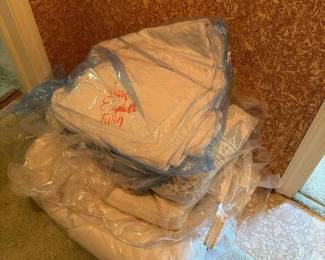 279 nicelotofvintagetextilesandblanket